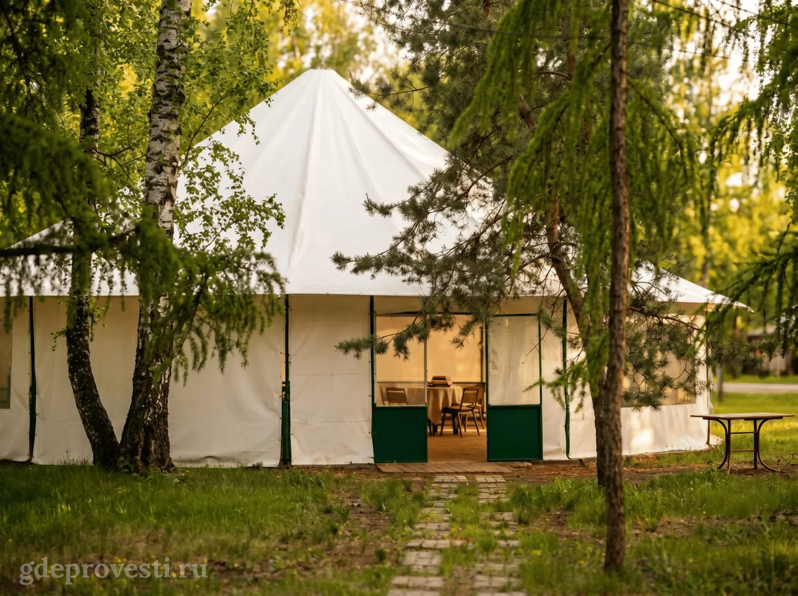 Парк «На Королева» — купольный шатёр — летняя площадка в Омске, фото 1