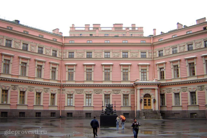 Инженерный замок — Двор — историческая площадка в Санкт-Петербурге