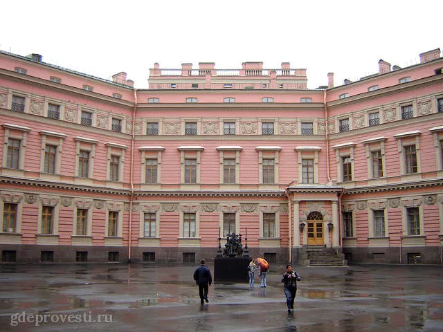 Инженерный замок — Двор — историческая площадка в Санкт-Петербурге, фото 1