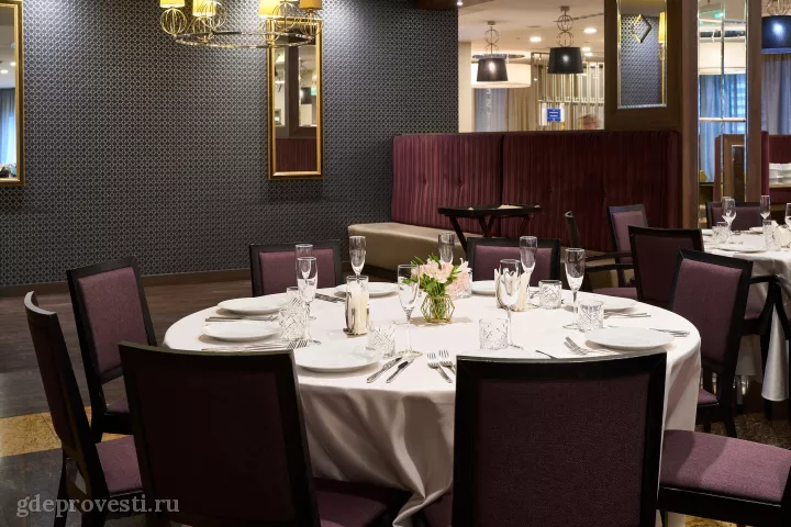 DoubleTree by Hilton — ресторан Emerald — банкетный зал в Тюмени