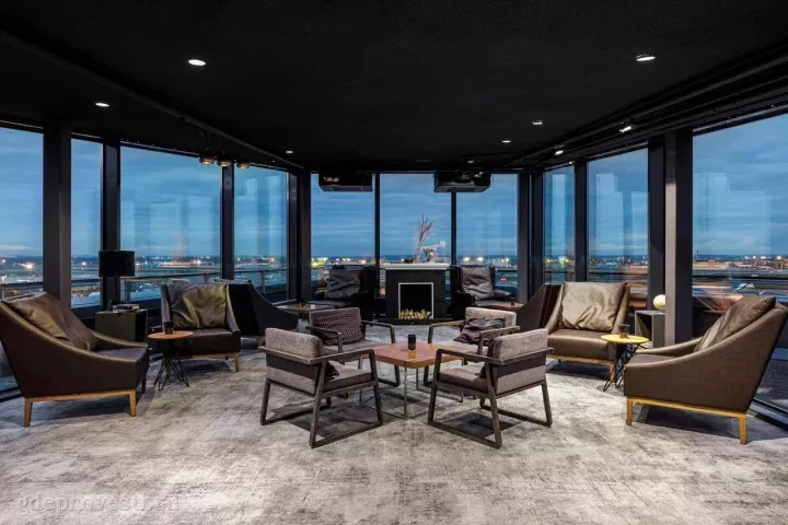 Cosmos Selection Москва Шереметьево Аэропорт (бывший Sheraton Шереметьево) — Панорамный ресторан «Алтитьюд» — зал в отеле в Москве, фото 5