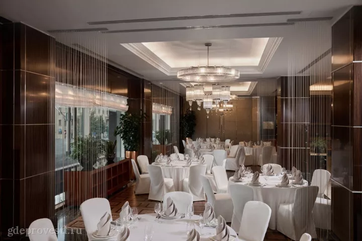 Hotel Continental (бывший InterContinental Москва Тверская) — Ресторан «Татлин» — зал в отеле в Москве, фото 3
