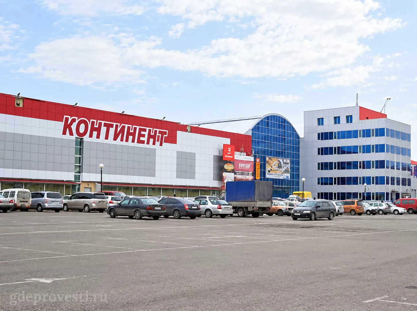 Площадь у ТК «Континент» — летняя площадка в Омске, фото 1