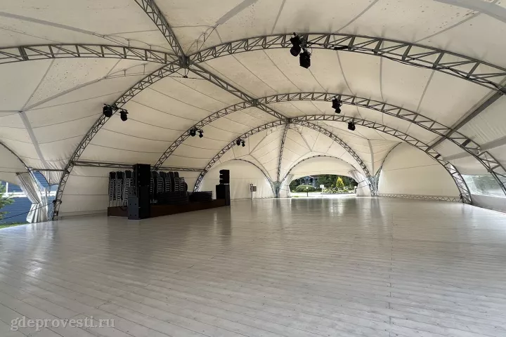 Икша Ривер Клаб — Шатёр «Берег» — летняя площадка в Москве, фото 3