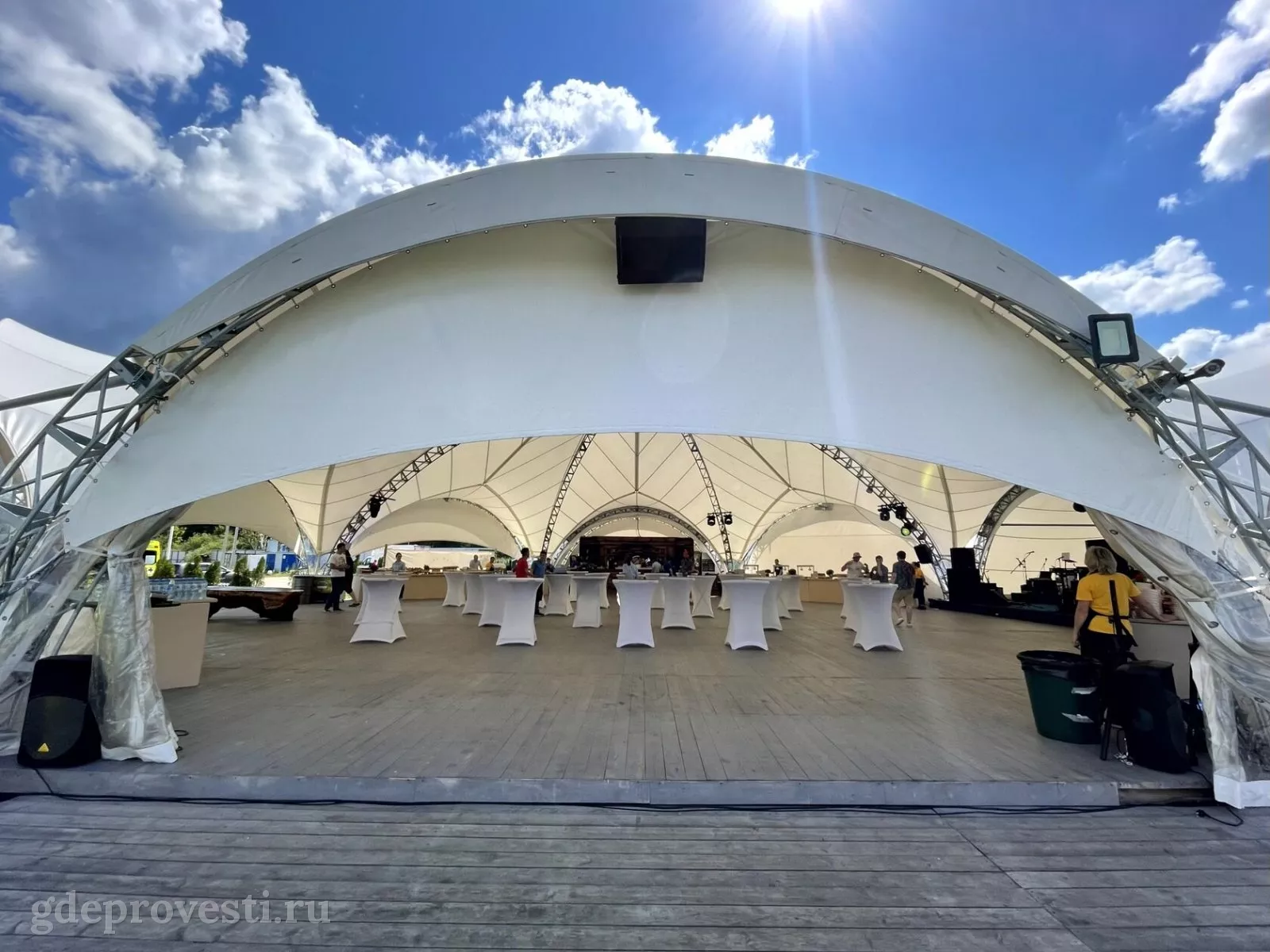 Sunset Beach — Шатёр у воды — летняя площадка в Москве, фото 1