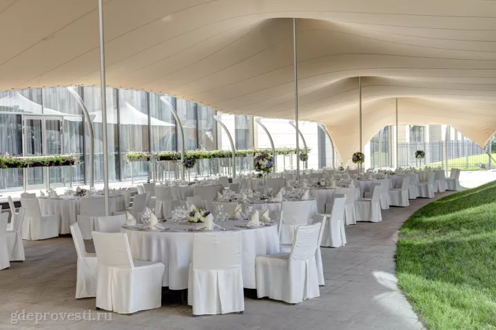 DoubleTree by Hilton Moscow – Marina — Летний тент на Piazza — летняя площадка в Москве