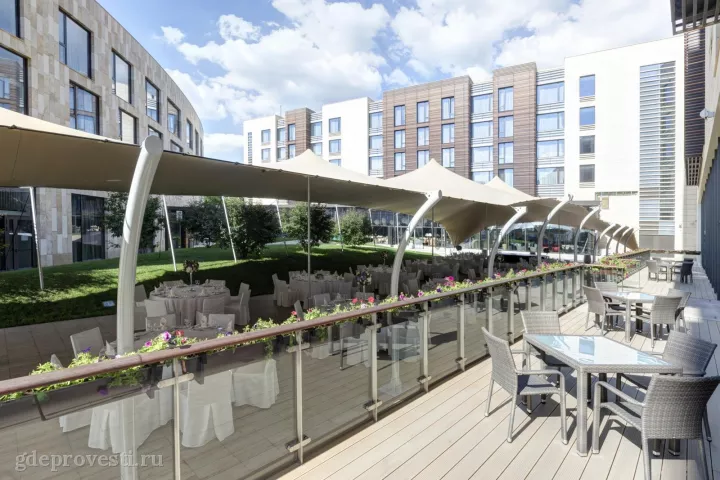 DoubleTree by Hilton Moscow – Marina — Летний тент на Piazza — летняя площадка в Москве, фото 2