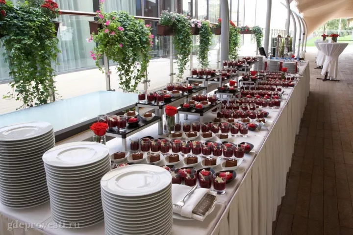 DoubleTree by Hilton Moscow – Marina — Летний тент на Piazza — летняя площадка в Москве, фото 3